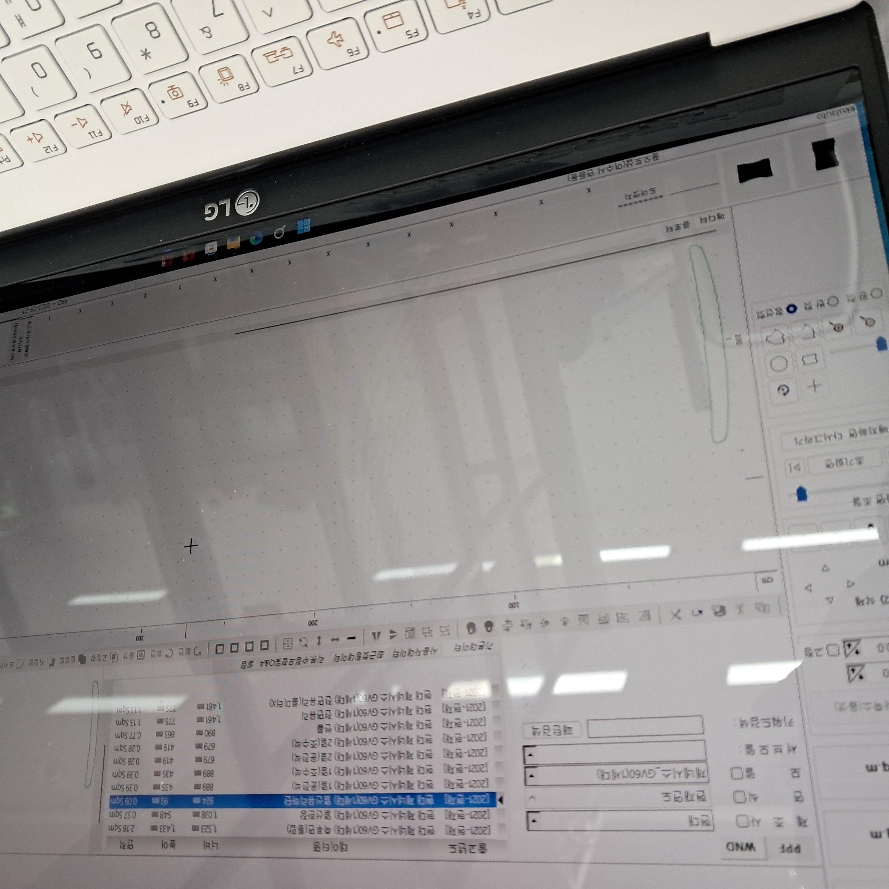 여수 꿀오토샵 오토컷 2단 재단기 설치완료 첨부파일 : 1695689613.jpg