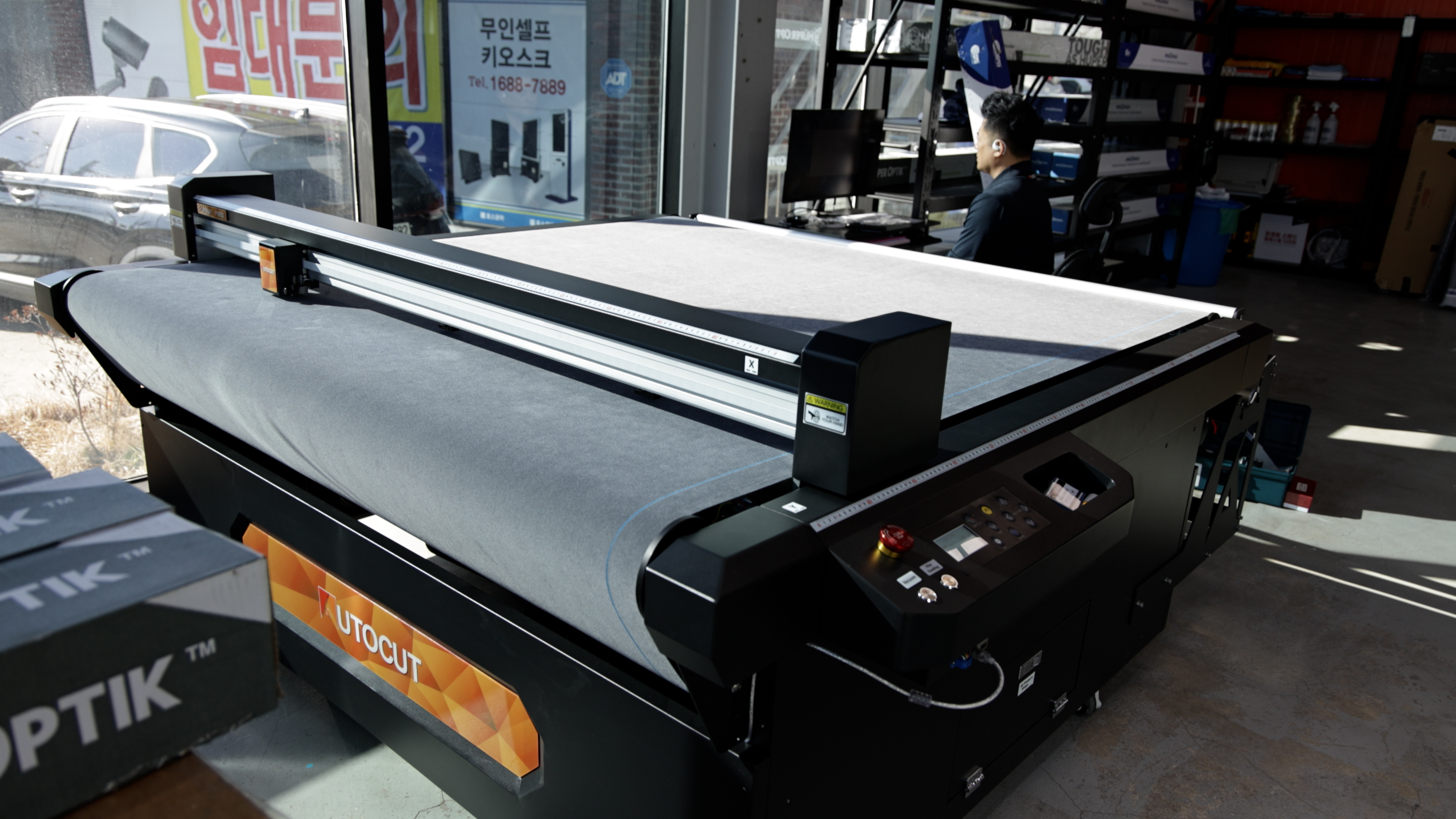 대전 스카이썬팅 F1612 평판재단기 설치 완료 첨부파일 : 1767839256_8.jpg